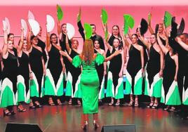 El Coro Sinfonía, anoche, durante su actuación en la gala de apertura del 69 Certamen de Habaneras en el Teatro Municipal.