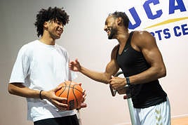 Izan Almansa bromea con Sadiel Rojas, ayer en el UCAM Sports Center de Murcia.