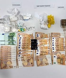 Imagen secundaria 2 - Sorprenden a dos hombres mientras realizaban un transporte de droga en Totana