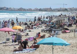 Una playa llena de gente, en una imagen de archivo.