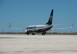 Un avión de Ryanair aterriza en el aeropuerto de Corvera, en una imagen de archivo.