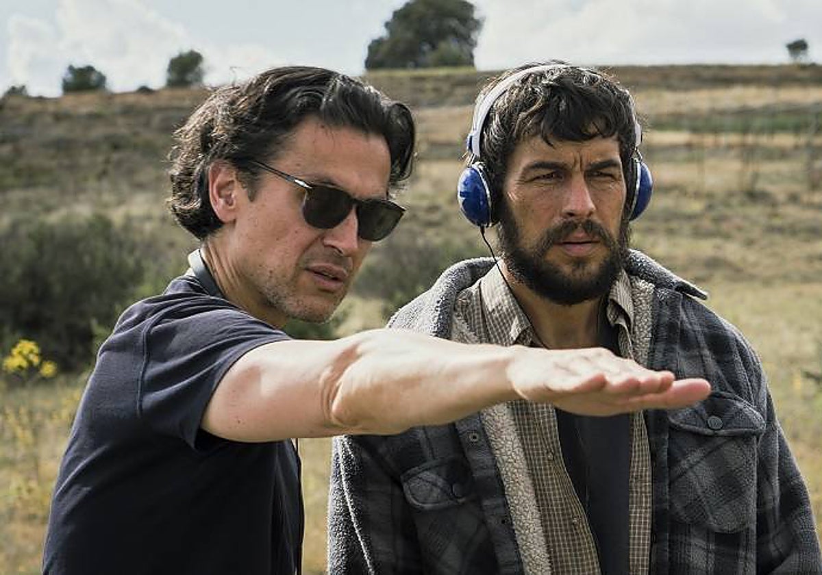 Rodrigo Cortés y Mario Casas en el rodaje de 'Escape'.
