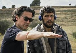 Rodrigo Cortés y Mario Casas en el rodaje de 'Escape'.