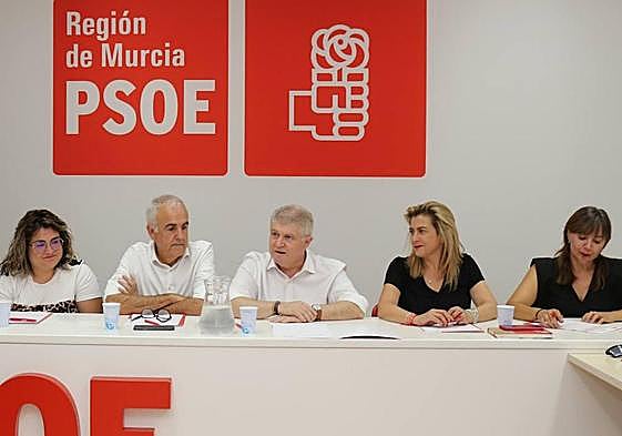 José Vélez, en el centro, en la Comisión Ejecutiva Regional del partido celebrada este miércoles.