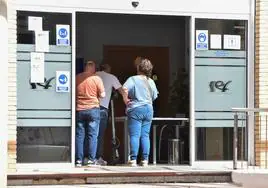 Ciudadanos esperan su turno en una oficina del SEF en Murcia.