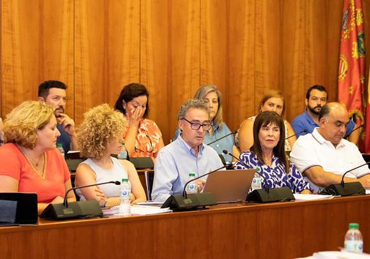 El concejal Matías Ruiz (en el centro) informa sobre la apertura de la oficina Xaloc en Orihuela.