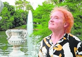 El actor murciano Enrique Martínez posa para la entrevista en un rincón del Parque del Retiro de Madrid, donde vive actualmente.