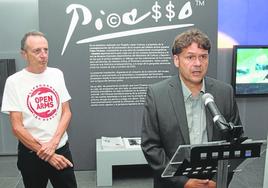 En Cartagena. Rogelio López Cuenca, a la izquierda, en la intervención de Rafael Sabio, director del Arqua.