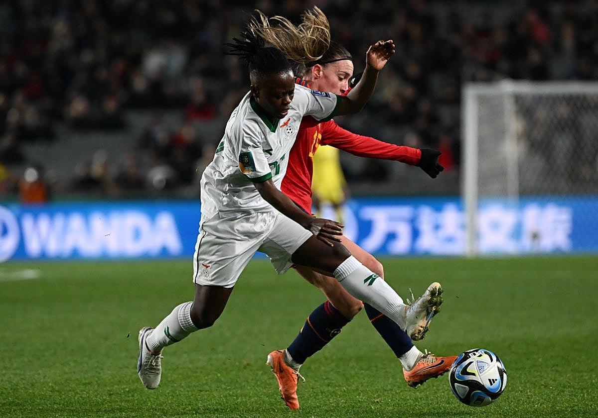 La yeclana Eva Navarro pelea por un balón con la zambiana Avell Chitundu, en el partido de ayer.