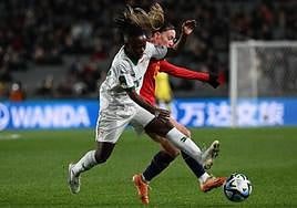 La yeclana Eva Navarro pelea por un balón con la zambiana Avell Chitundu, en el partido de ayer.