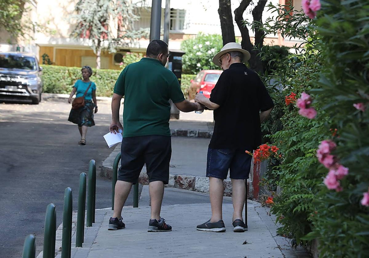 Dos hombres caminando, en una imagen de archivo.