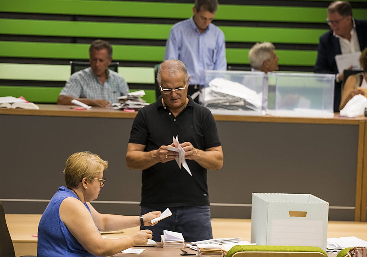Momento del escrutinio de los votos procedentes del extranjero, este viernes, en Murcia.