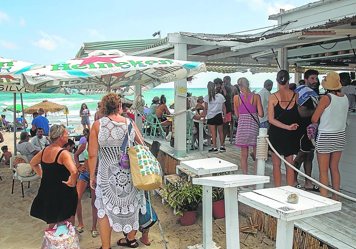 Alta afluencia de comensales en el chiringuito La Cangreja, en La Manga.