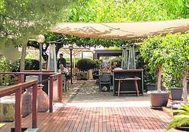 El acceso al restaurante demuestra su vinculación a la huerta y sus materias primas, que usan para elaborar su recetario.