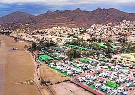 Vista áerea de las instalaciones de un camping.