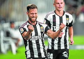 El lateral derecho madrileño Iván Calero celebra su gol al Ibiza en el Cartagonova en la primera vuelta de la temporada pasada.