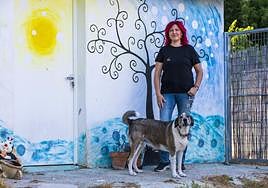 Amelia Corominas, en su finca agraria de Cehegín, con una de sus dos perras.