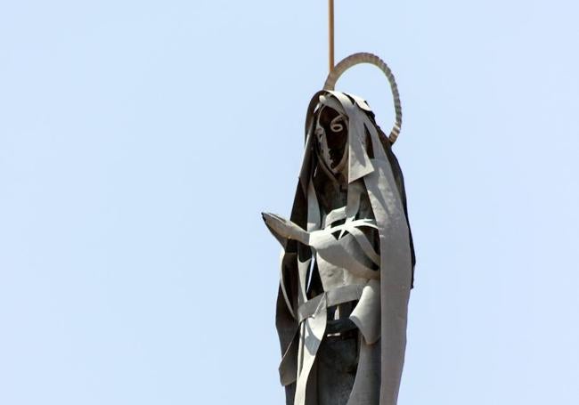 La Virgen que se encuentra en el campanario de la Igelsia de San Antolín.