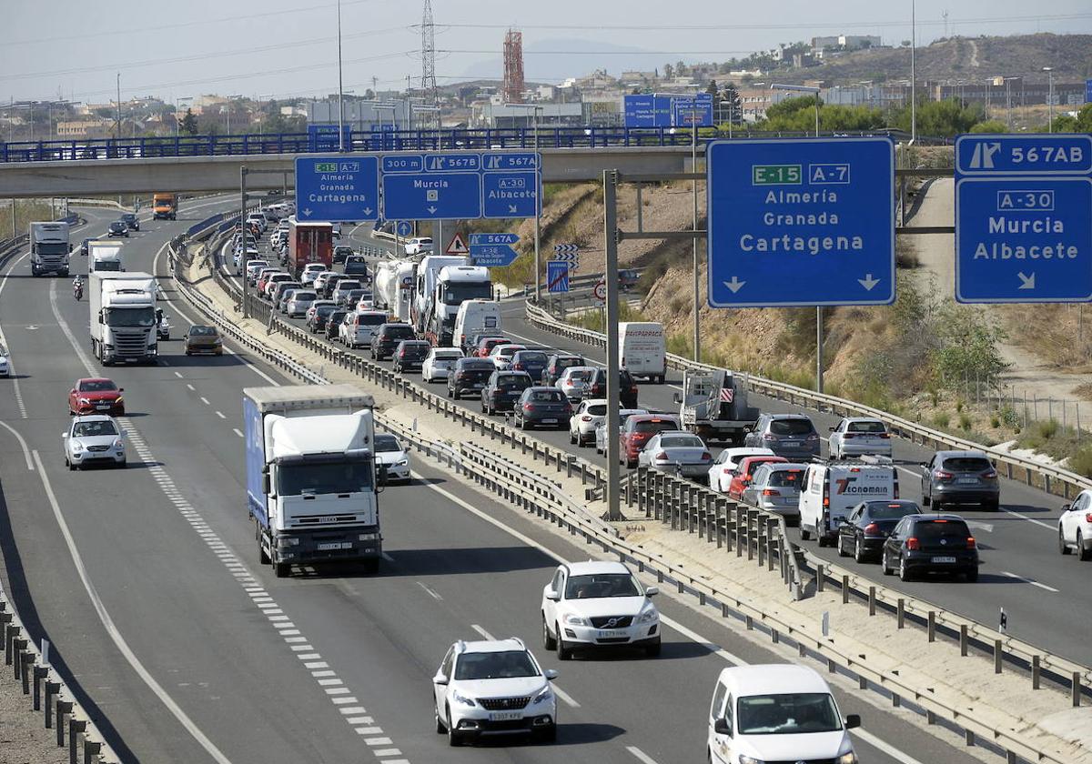 Atasco en la autovía A-7, en una imagen de archivo.