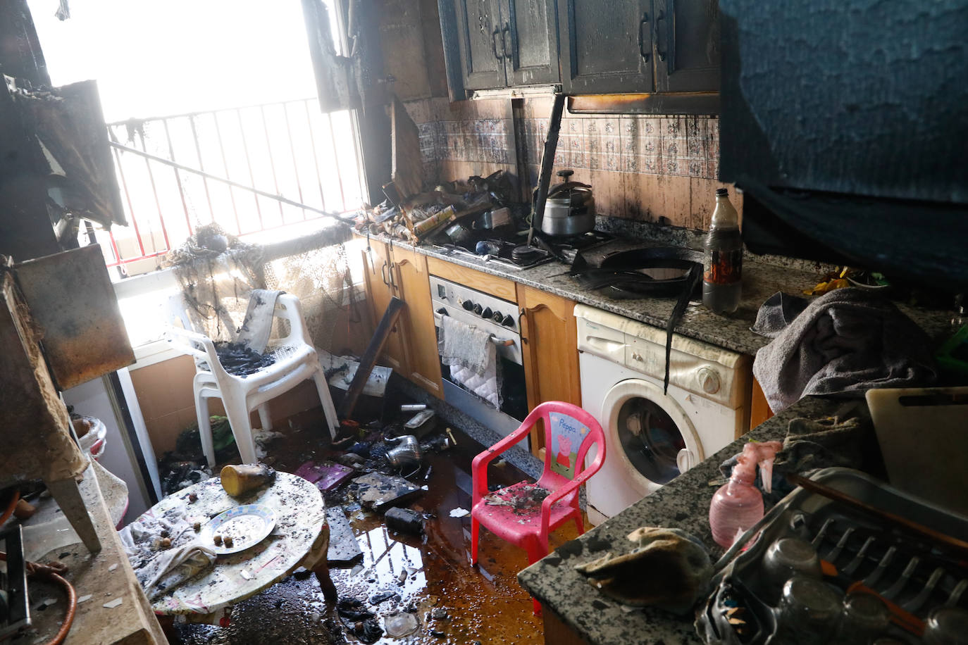 Incendia su casa con su mujer e hijos dentro en Lorca