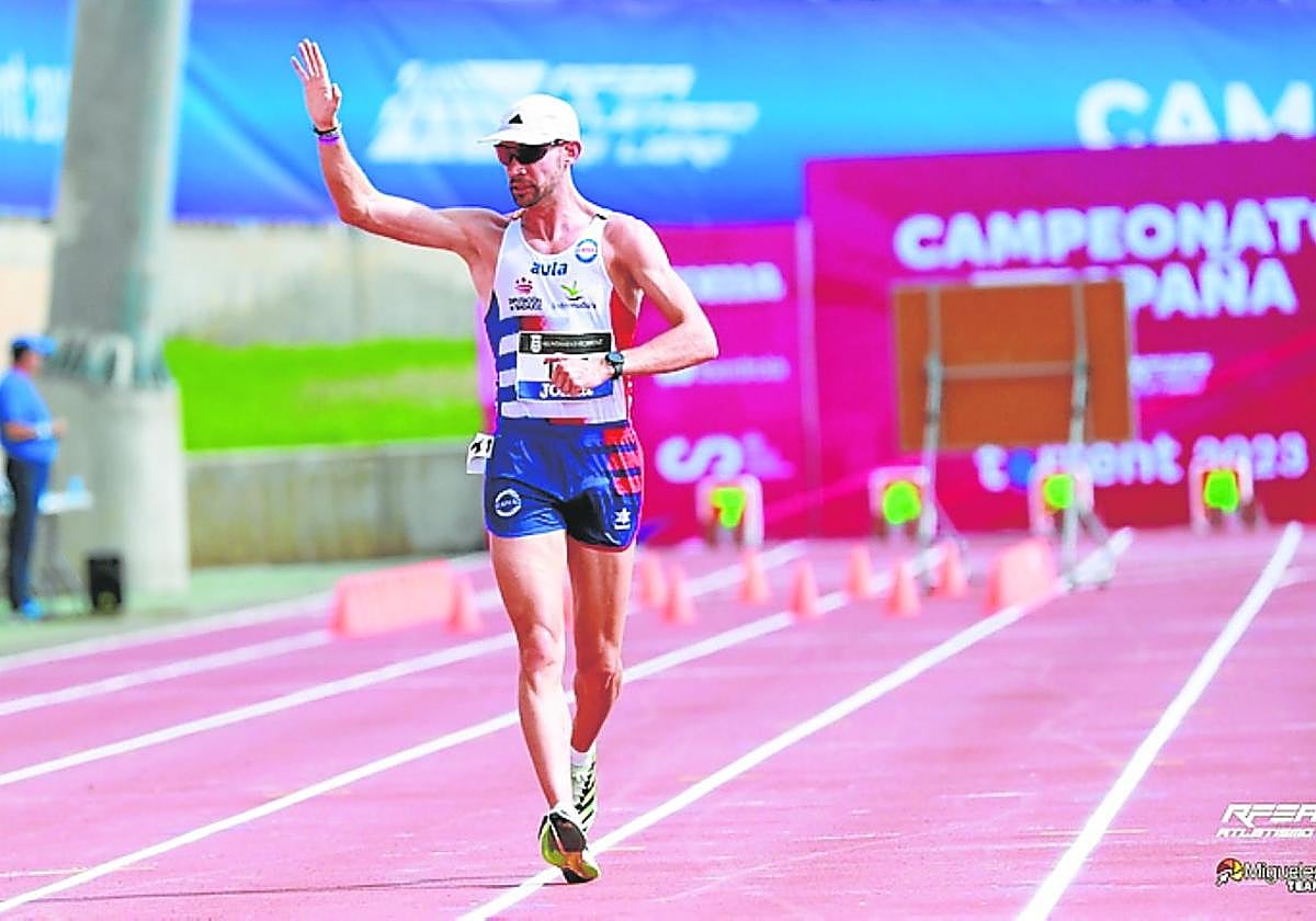Álvaro Martín entra primero en los 10 km marcha, ayer.