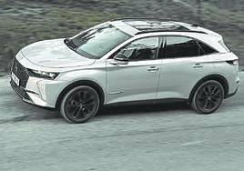 El DS 7 Esprit de Voyage está disponible en seis tonos de carrocería: negro perla, crystal pearl, lacquered grey, blanco nacarado, gris platino y azul zafiro.