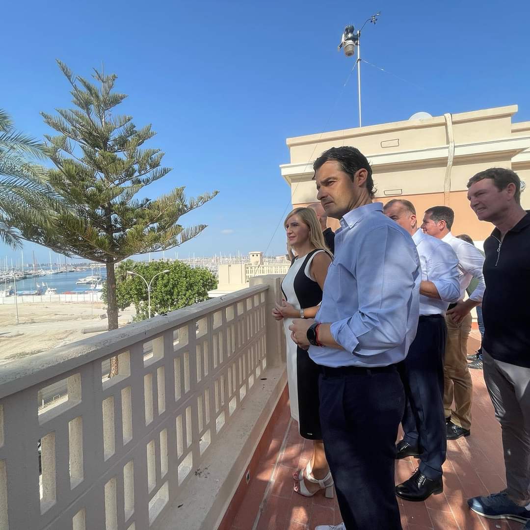 El alcalde, Eduardo Dolón, y la consellera Salomé Pradas observan las obras desde la Aduana.