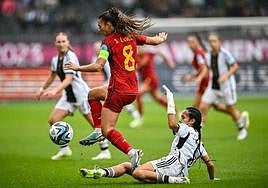 La murciana Silvia Lloris, este domingo, conduce el balón en la final ante Alemania.
