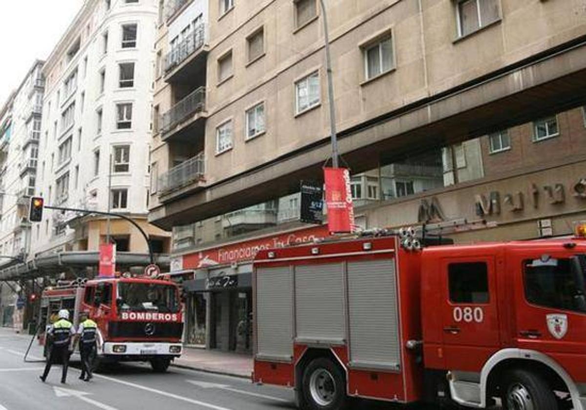 Bomberos apagando un fuego en la Gran Vía en una imangen de archivo.