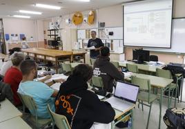 Un profesor da clase en una imagen de archivo.