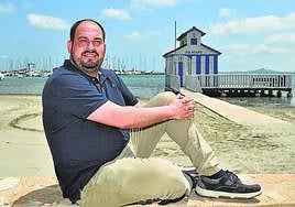 El alcalde de Los Alcázares, Mario Pérez Cervera, junto al balneario de la playa de la Concha.