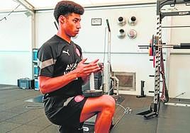 El extremo Óscar Ureña se recupera esta pretemporada de una lesión en el isquio, en La Vinya, la ciudad deportiva del Girona.