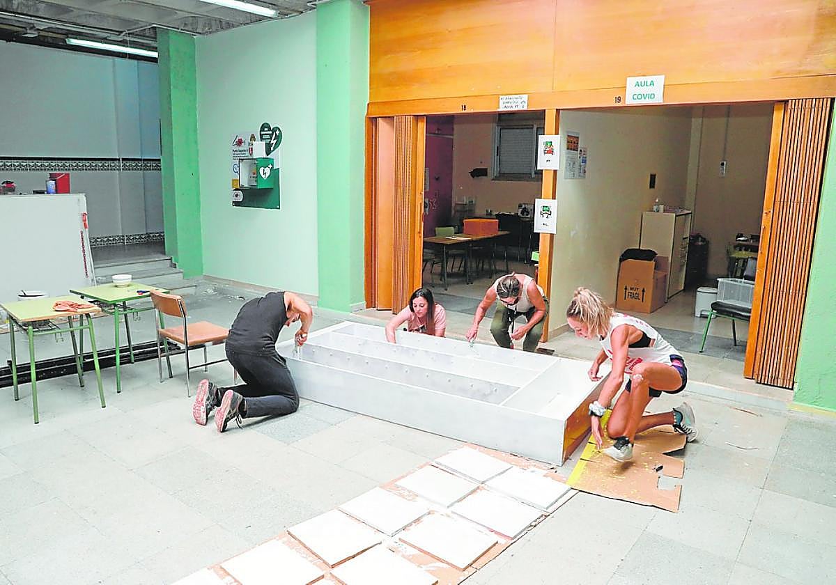 Maestros del colegio Juan González reparan el mobiliario del centro en sus vacaciones.