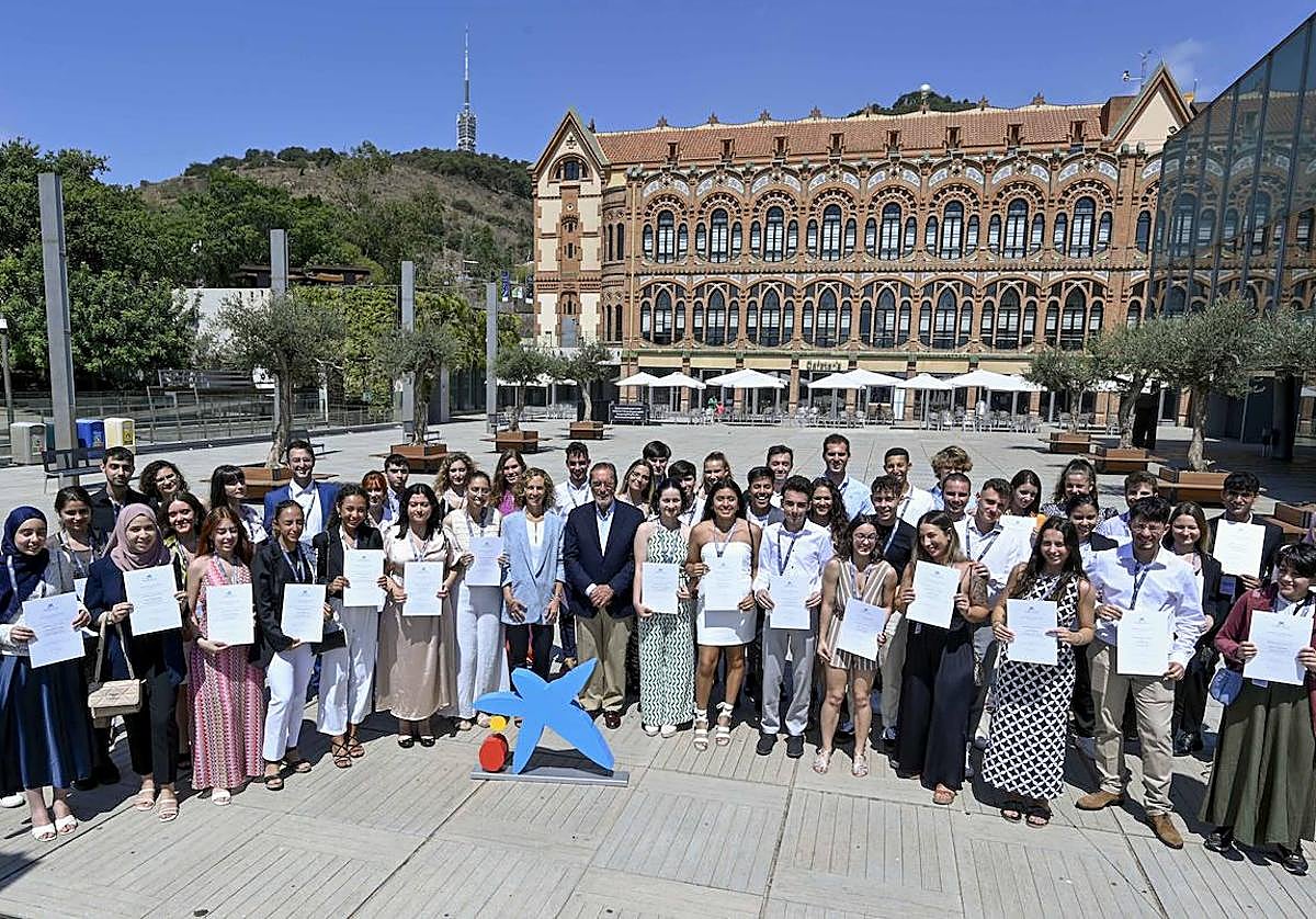 Los seleccionados en la primera edición de las becas de grado recibieron un reconocimiento durante el encuentro en Barcelona.