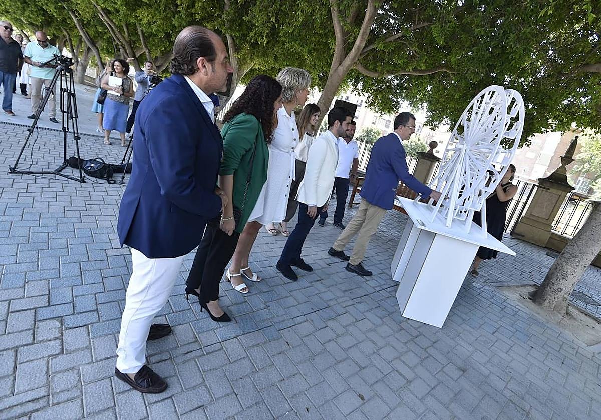 Presentación de la noria 'De Murcia al Cielo', este lunes.