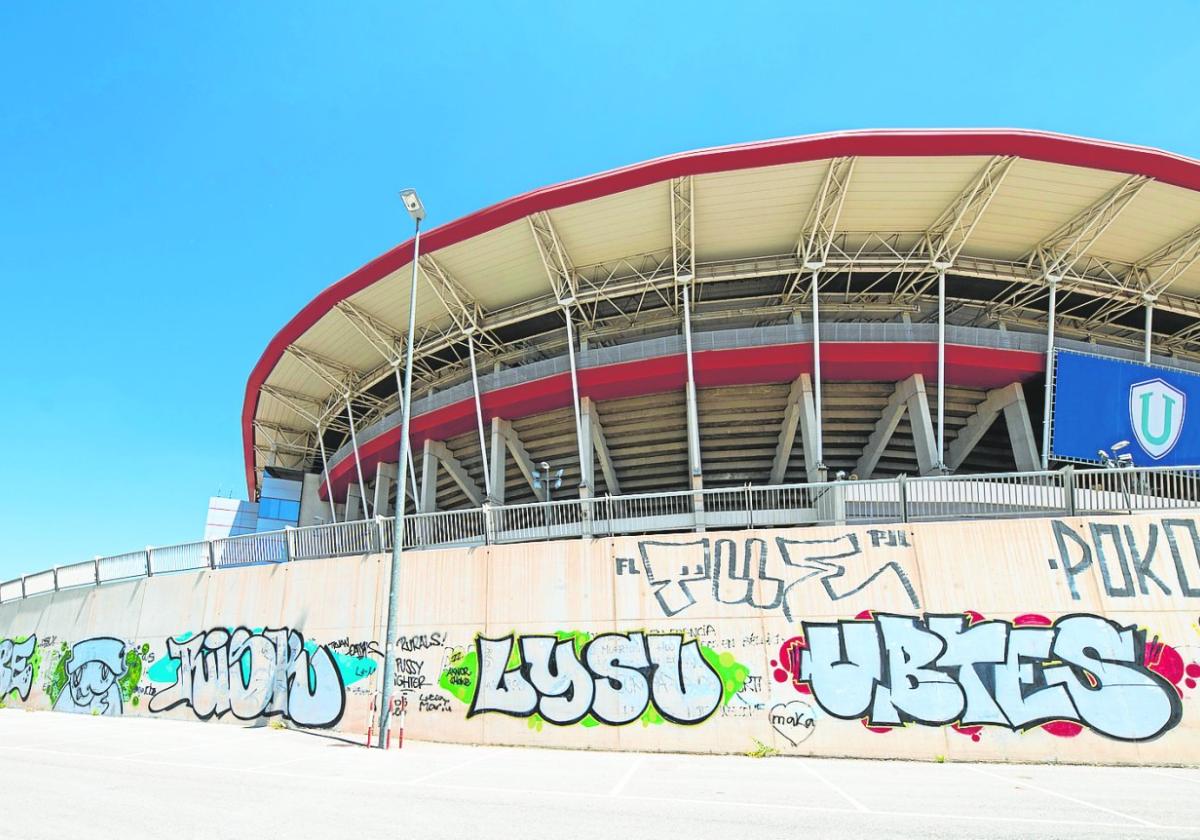 Parte del muro del fondo sur del Enrique Roca que alojará un mural en homenaje al Real Murcia.