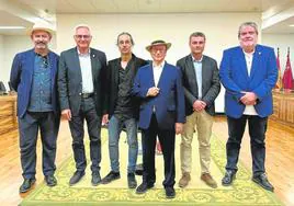 El maestro Fosforito, en el centro, con sombrero, en el Salón de Plenos del Ayuntamiento de Torre Pacheco con autoridades y organizadores de Lo Ferro, en la proyección del documental 'Fosforito, una vida de flamenco'.