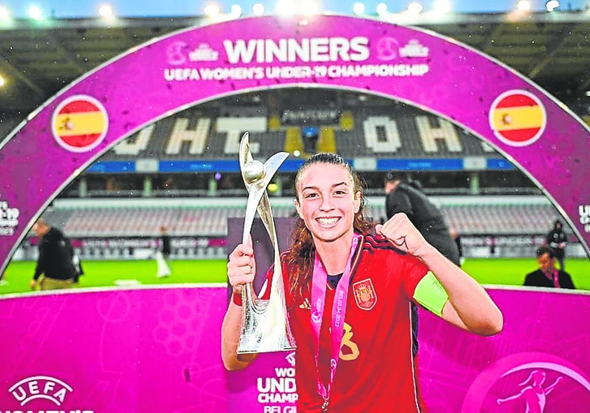 Silvia Lloris posa con el trofeo de campeona de Europa sub-19.