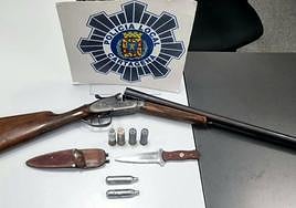 La escopeta, los cartuchos y el arma blanca incautada.