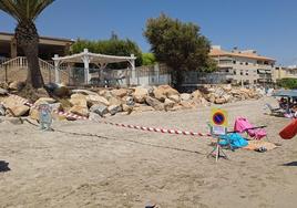 Una cinta impide el baño en la playa de Las Villas de Pilar de la Horadada, este martes.