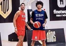 Izan Almansa, en su primer entrenamiento con la selección española, junto a Willy Hernangómez.