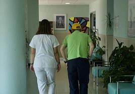 Una enfermera junto a un usuario de una residencia, en una imagen de archivo.