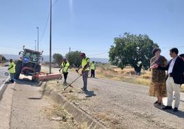 El consejero en funciones de Fomento e Infraestructuras, Díez de Revenga, y la alcaldesa de Puerto Lumbreras, María Ángeles Túnez, visitan las obras.