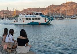 Un barco turístico navega por el puerto de Cartagena