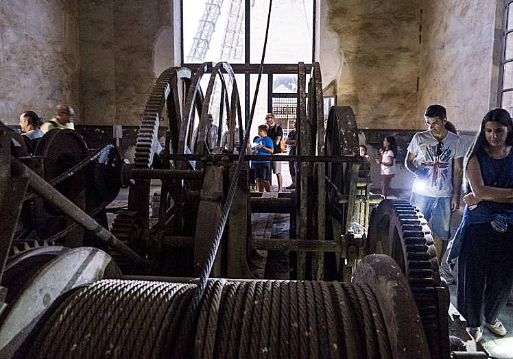 Imagen principal - Arriba: maquinaria para la extracción en la mina de Las Matildes. | Abajo a la izquierda: una concurrida visita guiada. | Abajo a la derecha: Mina Blanca o San Quintín, con su torre de arquitectura de estilo Cornish, incluida en la declaración de Patrimonio de la Humanidad por la Uneso.