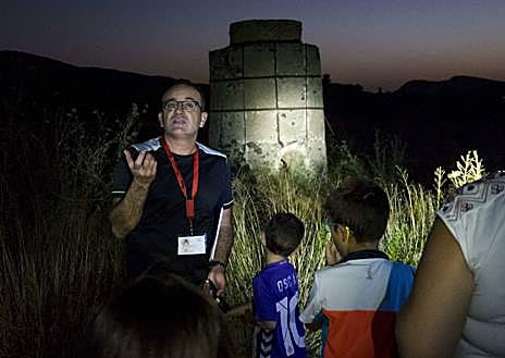 Imagen secundaria 1 - Arriba: maquinaria para la extracción en la mina de Las Matildes. | Abajo a la izquierda: una concurrida visita guiada. | Abajo a la derecha: Mina Blanca o San Quintín, con su torre de arquitectura de estilo Cornish, incluida en la declaración de Patrimonio de la Humanidad por la Uneso.