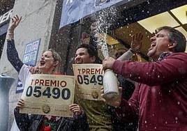 Varias personas celebran haber ganado el primer premio del Sorteo de la Lotería de Navidad 2022.