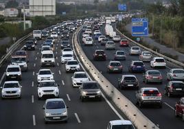 Colas de coches en la autovía, en una imagen de archivo.