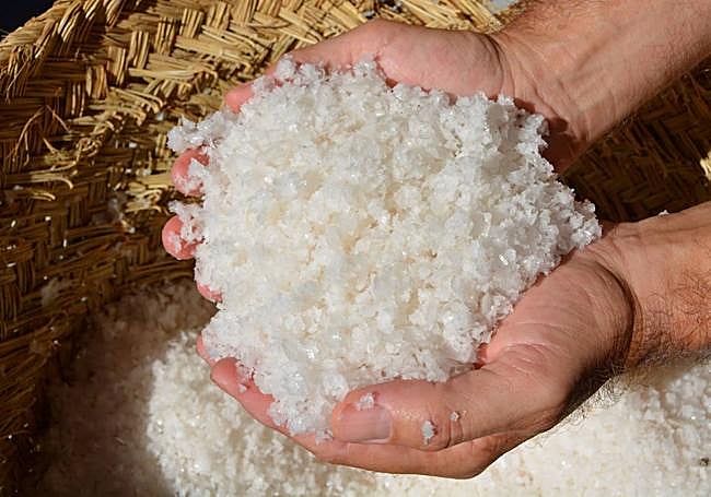 Un puñado de flor de sal, recogida de las salinas de Marchamalo.