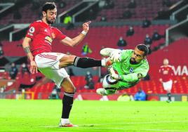 Robert Sánchez evita el gol de Bruno Fernandes en un partido ante el Manchester United.